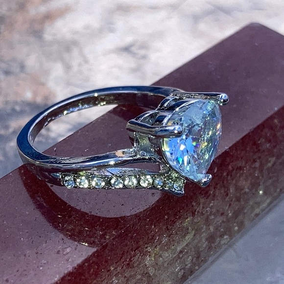 Exquisite White Sapphire 925 Sterling Silver Heart Shaped Ring Size 5 1/2 - Picture 9 of 15